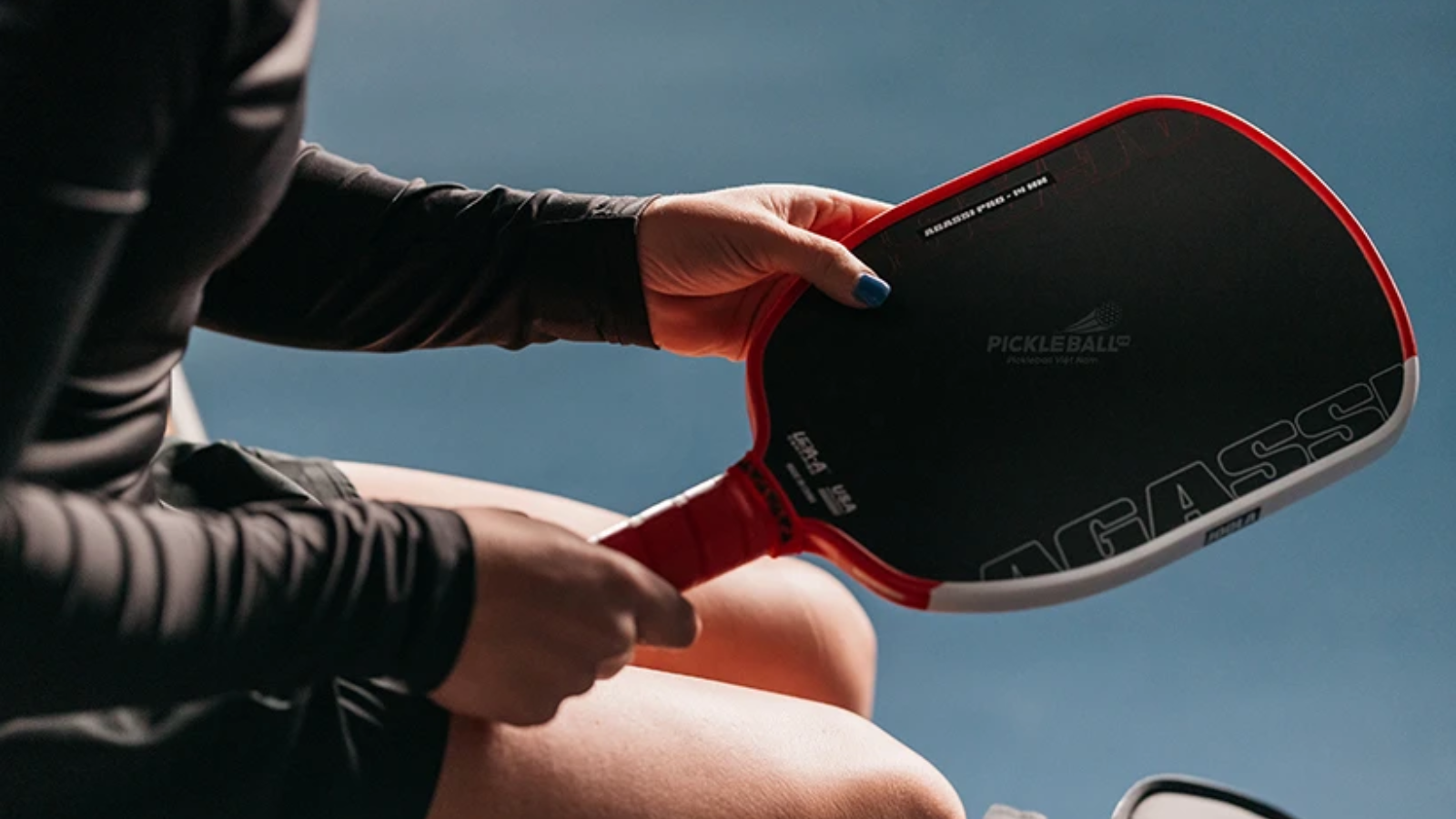 Hinh anh 2: Hinh anh vot pickleball Pro IV va Agassi Pro cua JOOLA, noi bat voi thiet ke hien dai va cong nghe tien tien.