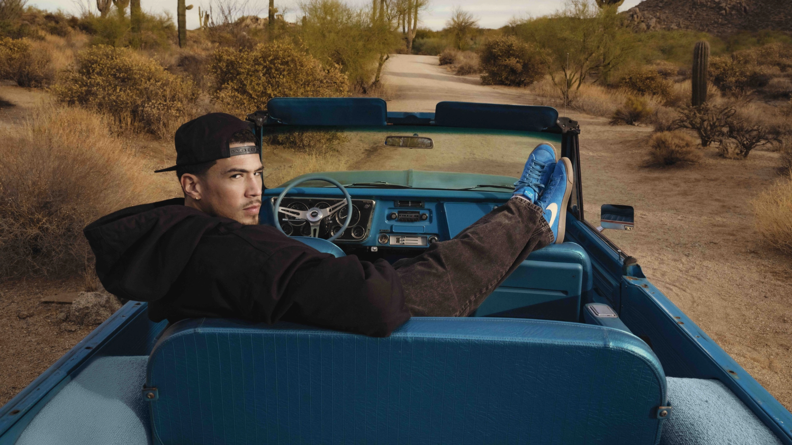 Devin Booker x Nike trình làng “Chevy” Hinh anh 1: Giay Nike Book 1 va Blazer Low “Chevy” cua Devin Booker, thiet ke dac biet ket hop yeu to van hoa xe hoi va the thao.