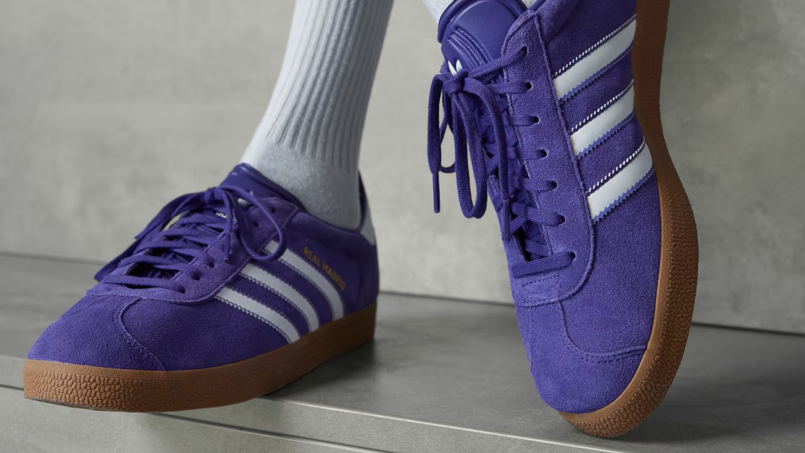 Hinh anh 7: Doi giay Liverpool x LeBron James x Nike Air Max 1 voi phoi mau trang-den-do.