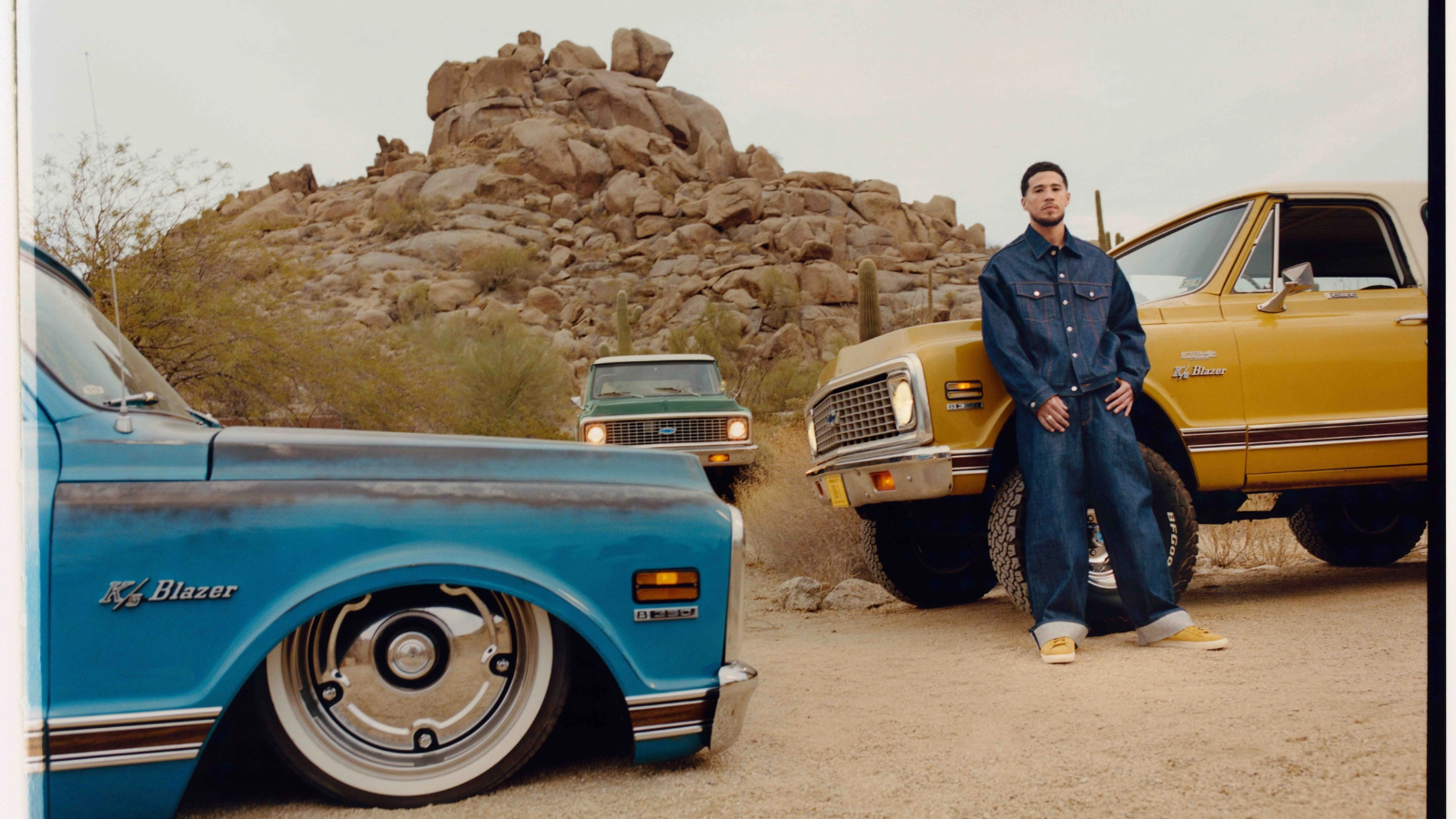 Devin Booker x Nike trình làng “Chevy” Hinh anh 3: Giay Nike Book 1 va Blazer Low “Chevy” cua Devin Booker, thiet ke dac biet ket hop yeu to van hoa xe hoi va the thao.