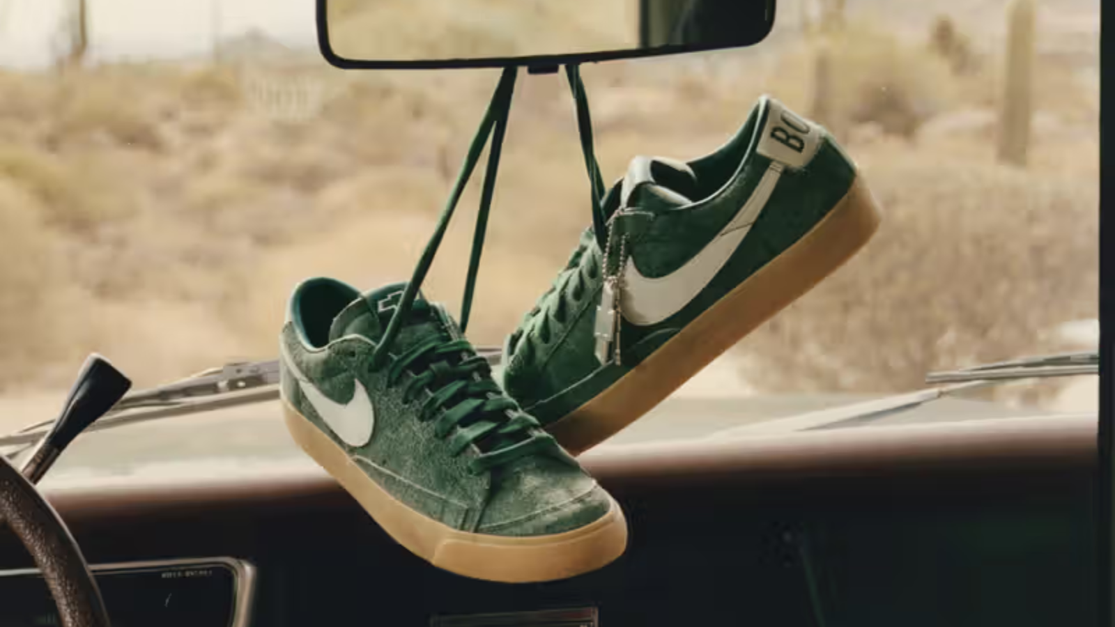Devin Booker x Nike trình làng “Chevy” Hinh anh 2: Giay Nike Book 1 va Blazer Low “Chevy” cua Devin Booker, thiet ke dac biet ket hop yeu to van hoa xe hoi va the thao.