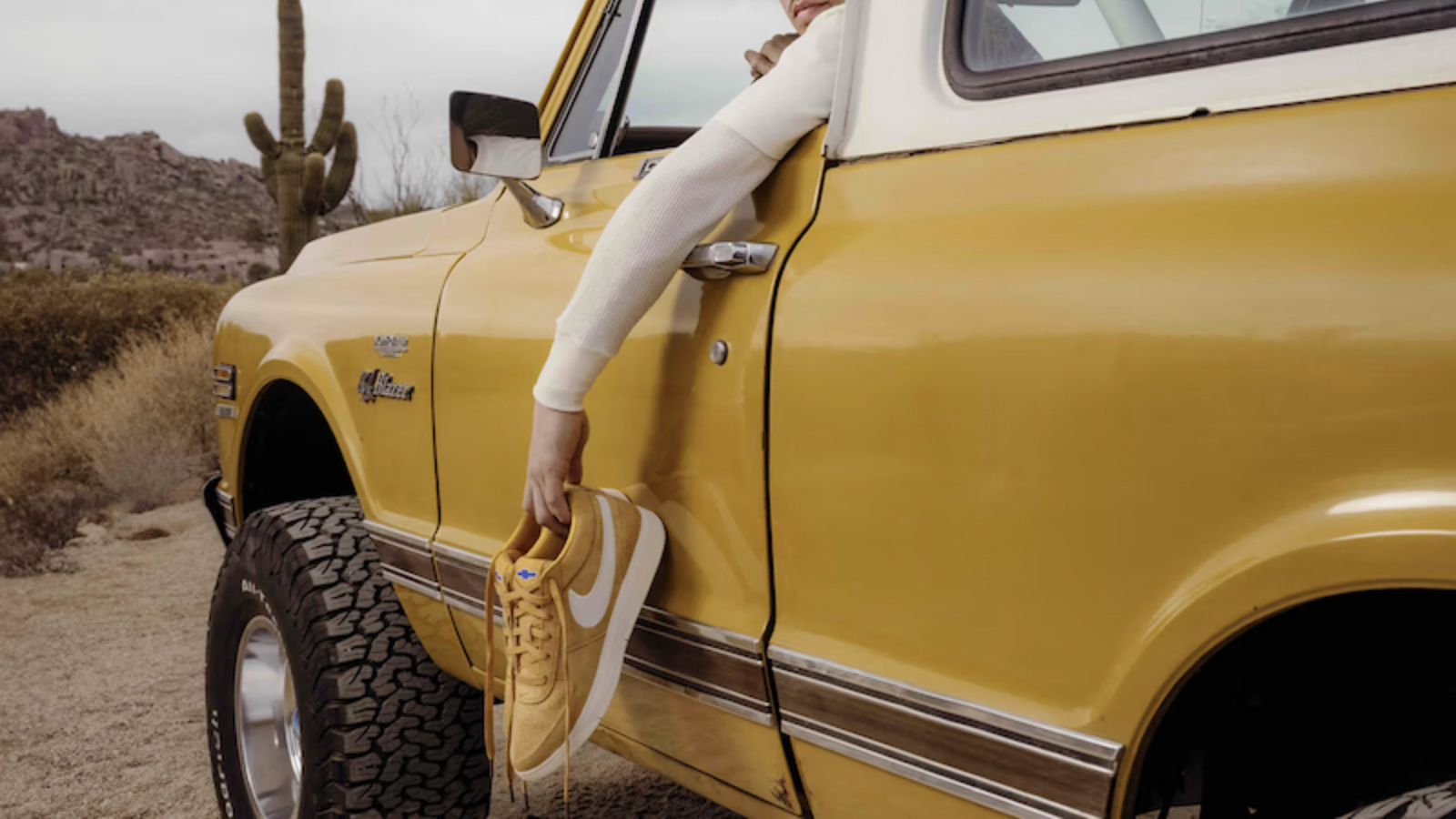 Devin Booker x Nike trình làng “Chevy” Hinh anh 5: Giay Nike Book 1 va Blazer Low “Chevy” cua Devin Booker, thiet ke dac biet ket hop yeu to van hoa xe hoi va the thao.