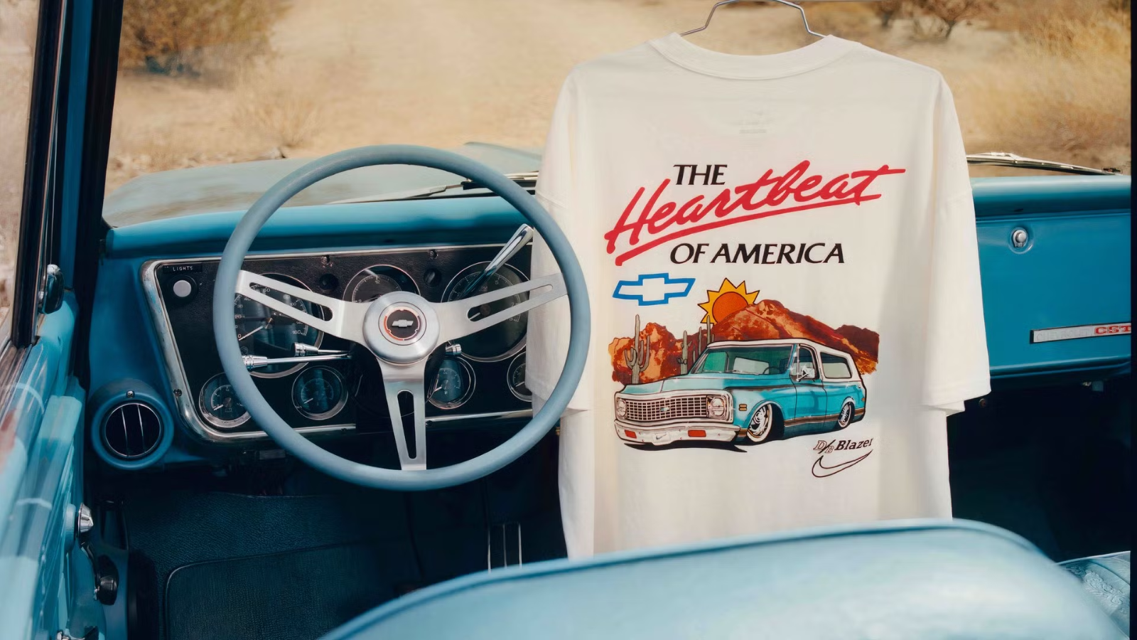 Devin Booker x Nike trình làng “Chevy” Hinh anh 4: Giay Nike Book 1 va Blazer Low “Chevy” cua Devin Booker, thiet ke dac biet ket hop yeu to van hoa xe hoi va the thao.