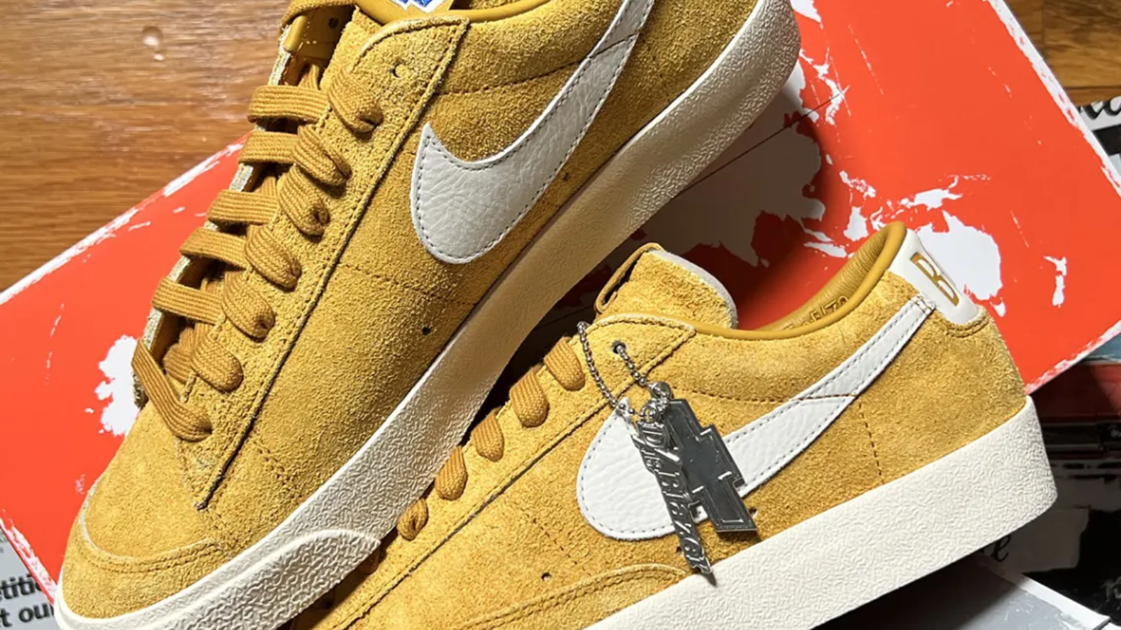 Devin Booker x Nike trình làng “Chevy” Hinh anh 6: Giay Nike Book 1 va Blazer Low “Chevy” cua Devin Booker, thiet ke dac biet ket hop yeu to van hoa xe hoi va the thao.