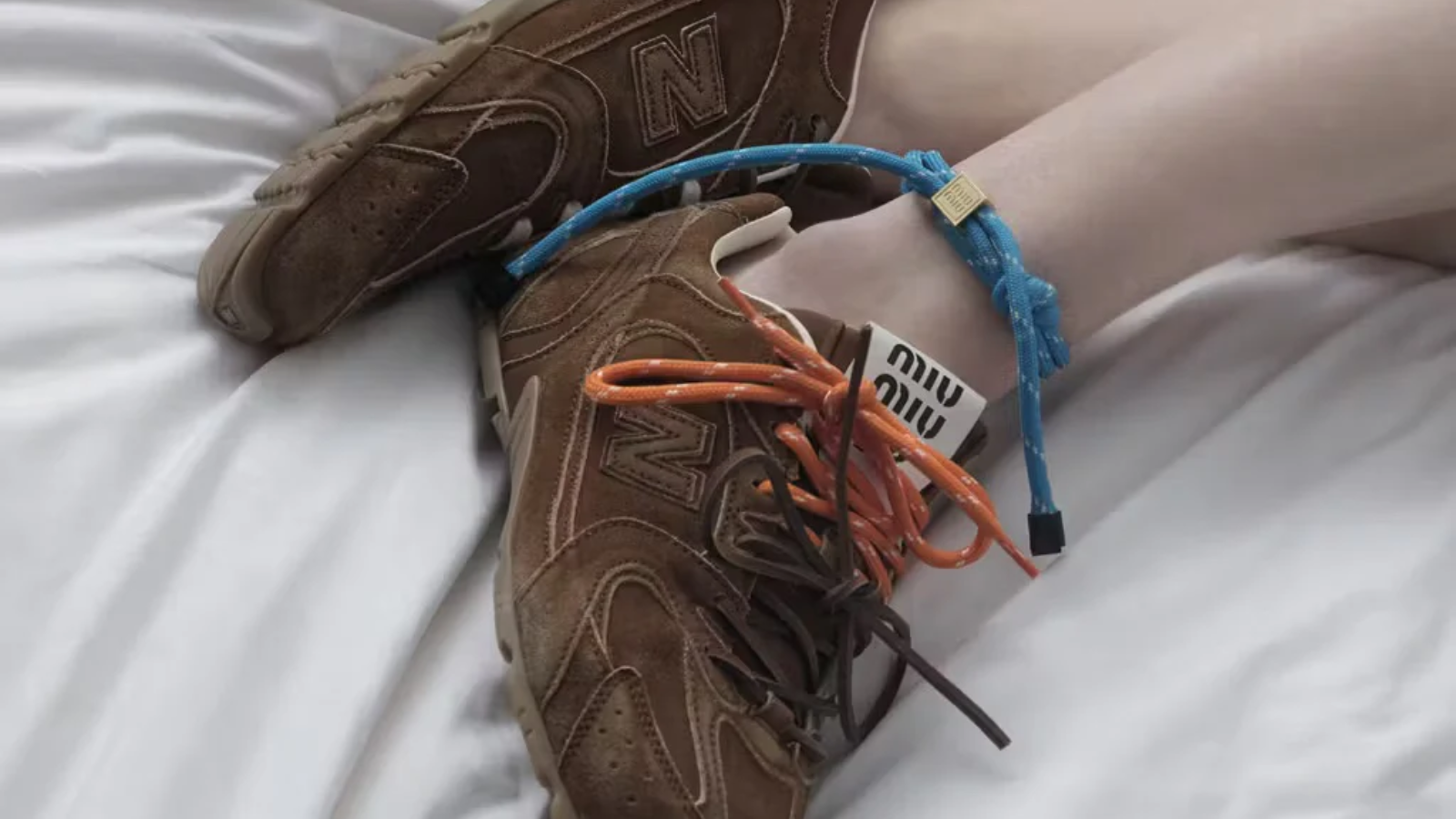 Miu Miu x New Balance 530 SL "khuấy đảo" với bộ sưu tập mới Hinh anh 3: Hinh anh doi giay Miu Miu x New Balance 530 SL moi nhat, the hien su ket hop giua phong cach thoi trang cao cap va cong nghe the thao tien tien.