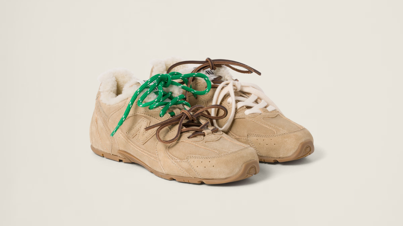 Miu Miu x New Balance 530 SL "khuấy đảo" với bộ sưu tập mới Hinh anh 4: Hinh anh doi giay Miu Miu x New Balance 530 SL moi nhat, the hien su ket hop giua phong cach thoi trang cao cap va cong nghe the thao tien tien.