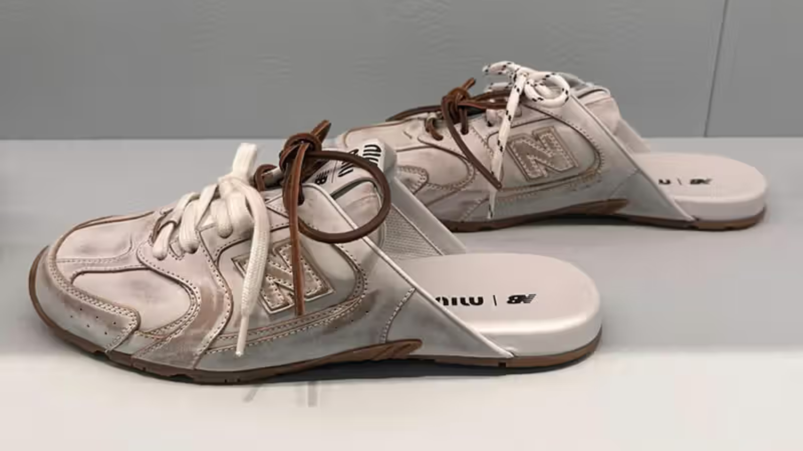 Miu Miu x New Balance 530 SL "khuấy đảo" với bộ sưu tập mới Hinh anh 7: Hinh anh doi giay Miu Miu x New Balance 530 SL moi nhat, the hien su ket hop giua phong cach thoi trang cao cap va cong nghe the thao tien tien.