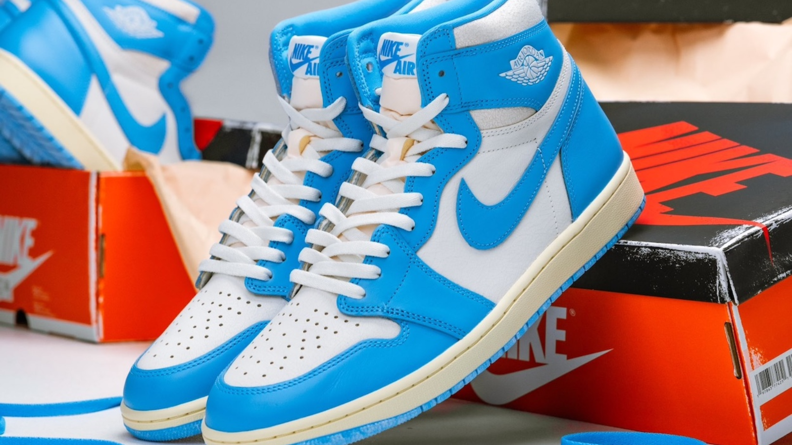 Hinh anh 9: Hinh anh so sanh Air Jordan 1 UNC 2015 va 2025 Reimagined