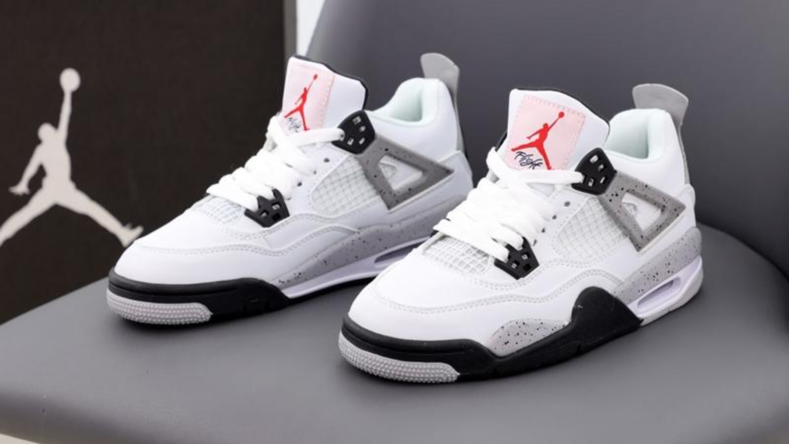 Phân Tích Sự Khác Biệt: Air Jordan 4 ‘White Cement’ 2025 vs 2016 Hinh anh 7: Phan Tich Su Khac Biet: Air Jordan 4 ‘White Cement’ 2025 vs 2016