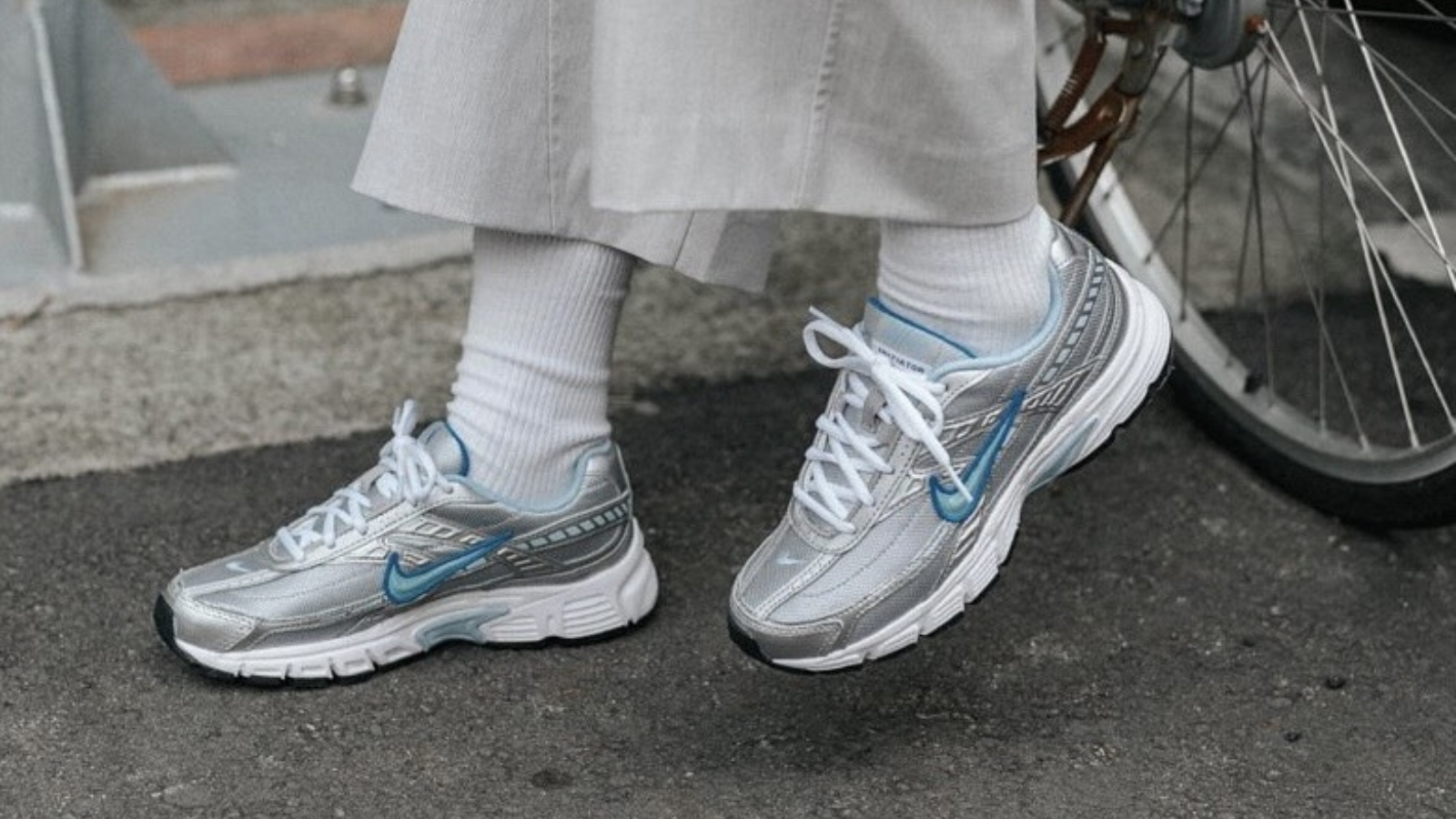 Hinh anh 7: Nike Initiator - doi giay 'dad shoe' phong cach Y2K dang gay chu y