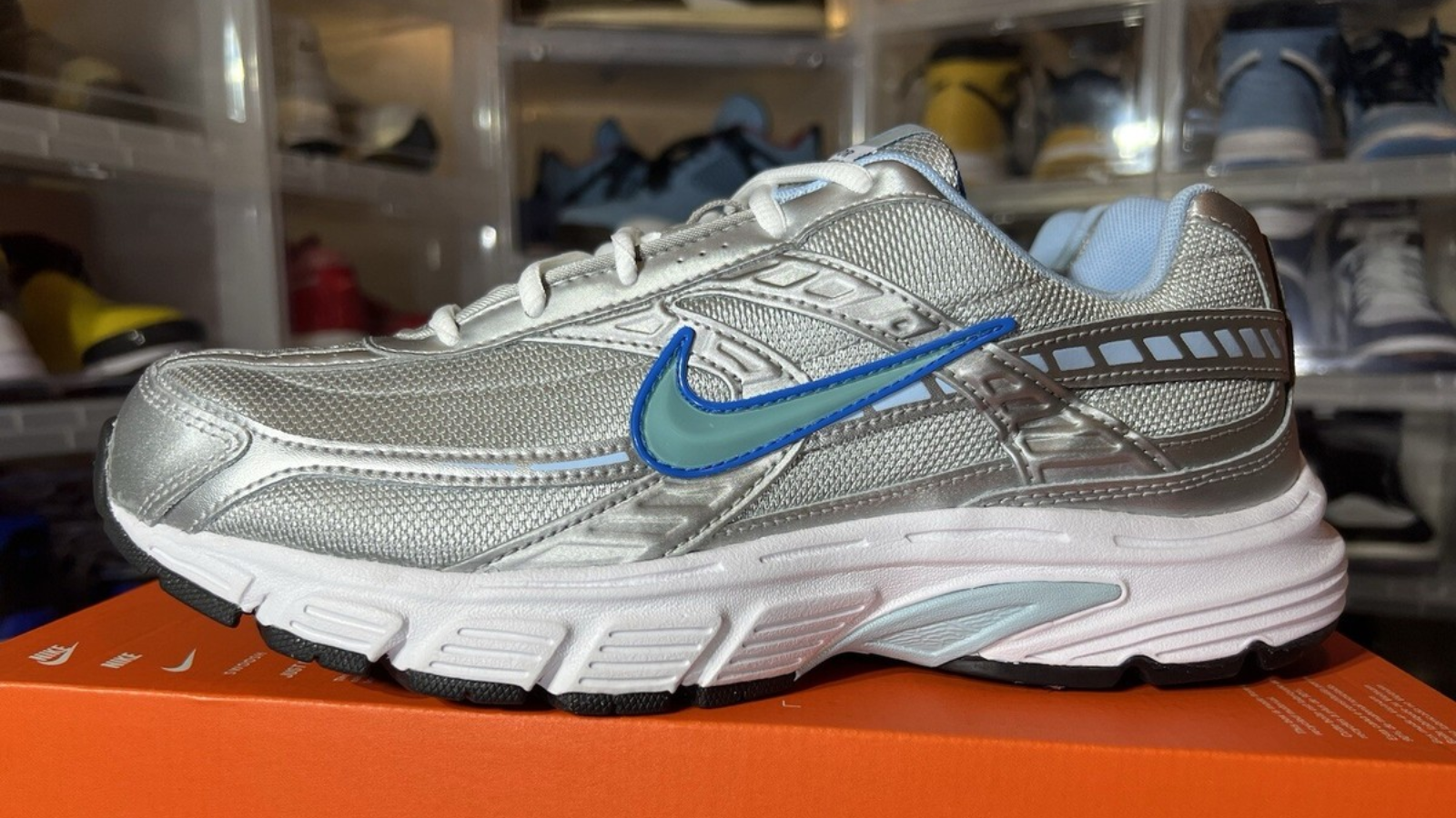 Hinh anh 9: Nike Initiator - doi giay 'dad shoe' phong cach Y2K dang gay chu y