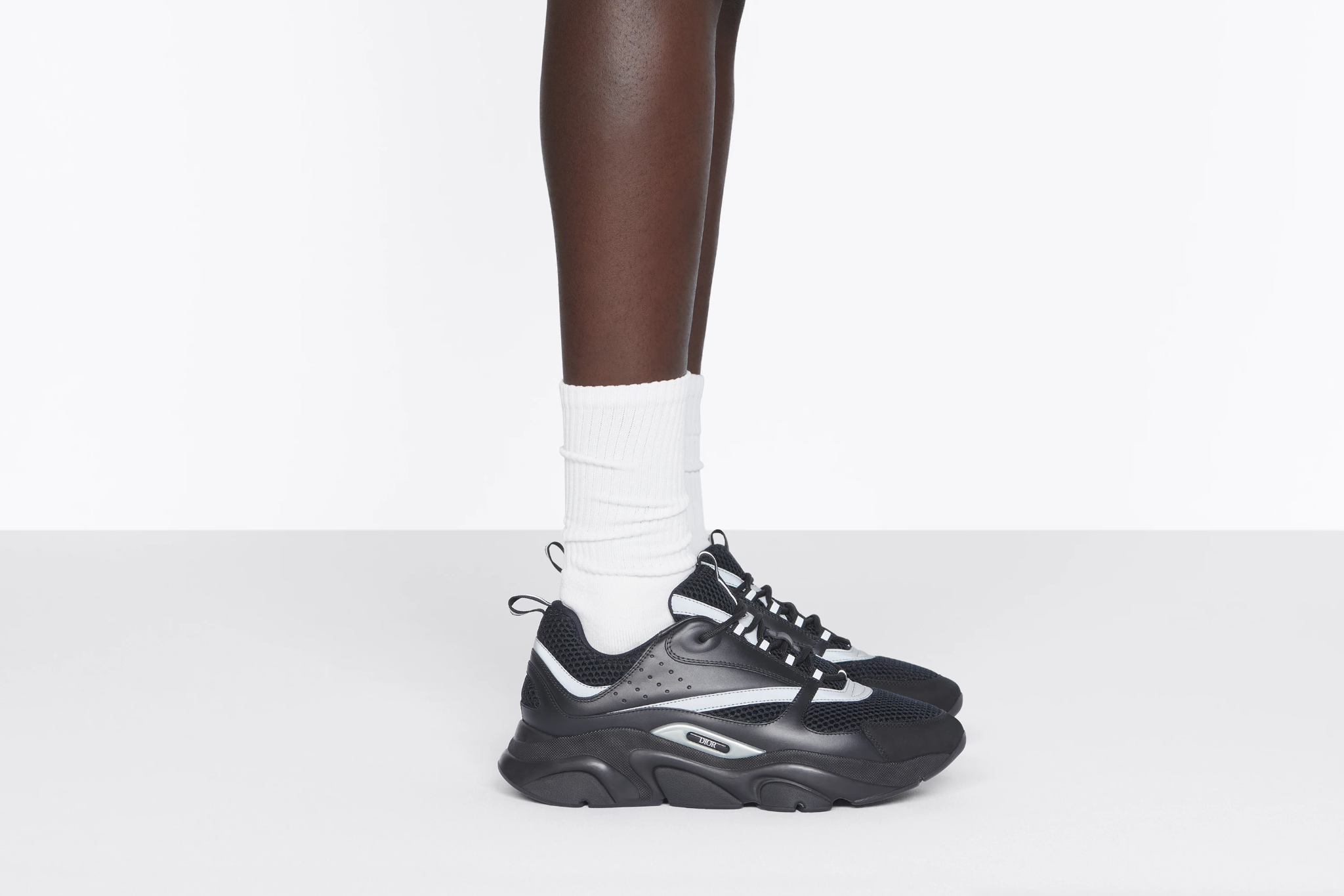 Dior B22: 10 lý do khiến nó trở thành đôi Sneakers “đỉnh” của thế giới xa xỉ Hinh anh 1: Dior B22: 10 ly do khien no tro thanh doi Sneakers “dinh” cua the gioi xa xi