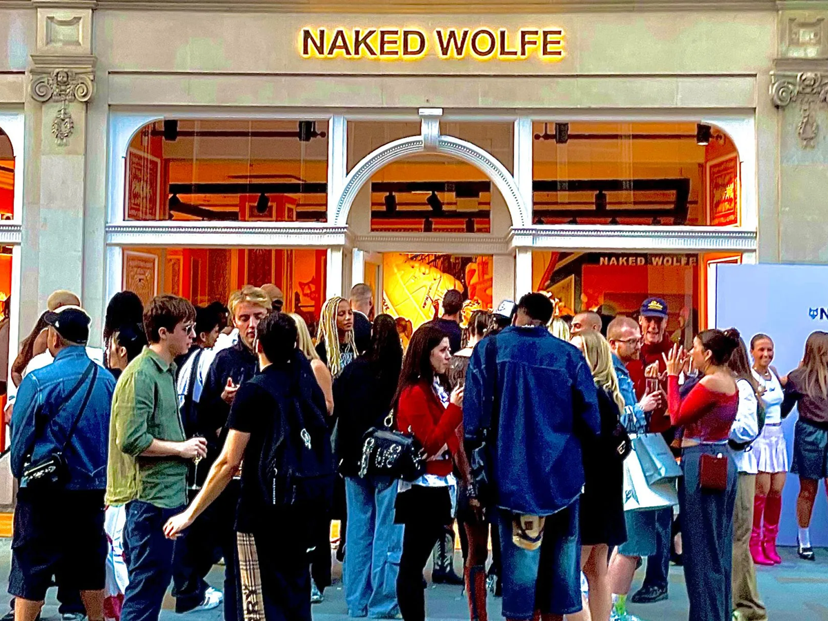 Giay Blizzard 2025 cua Naked Wolfe voi thiet ke backless va shearling sang trong