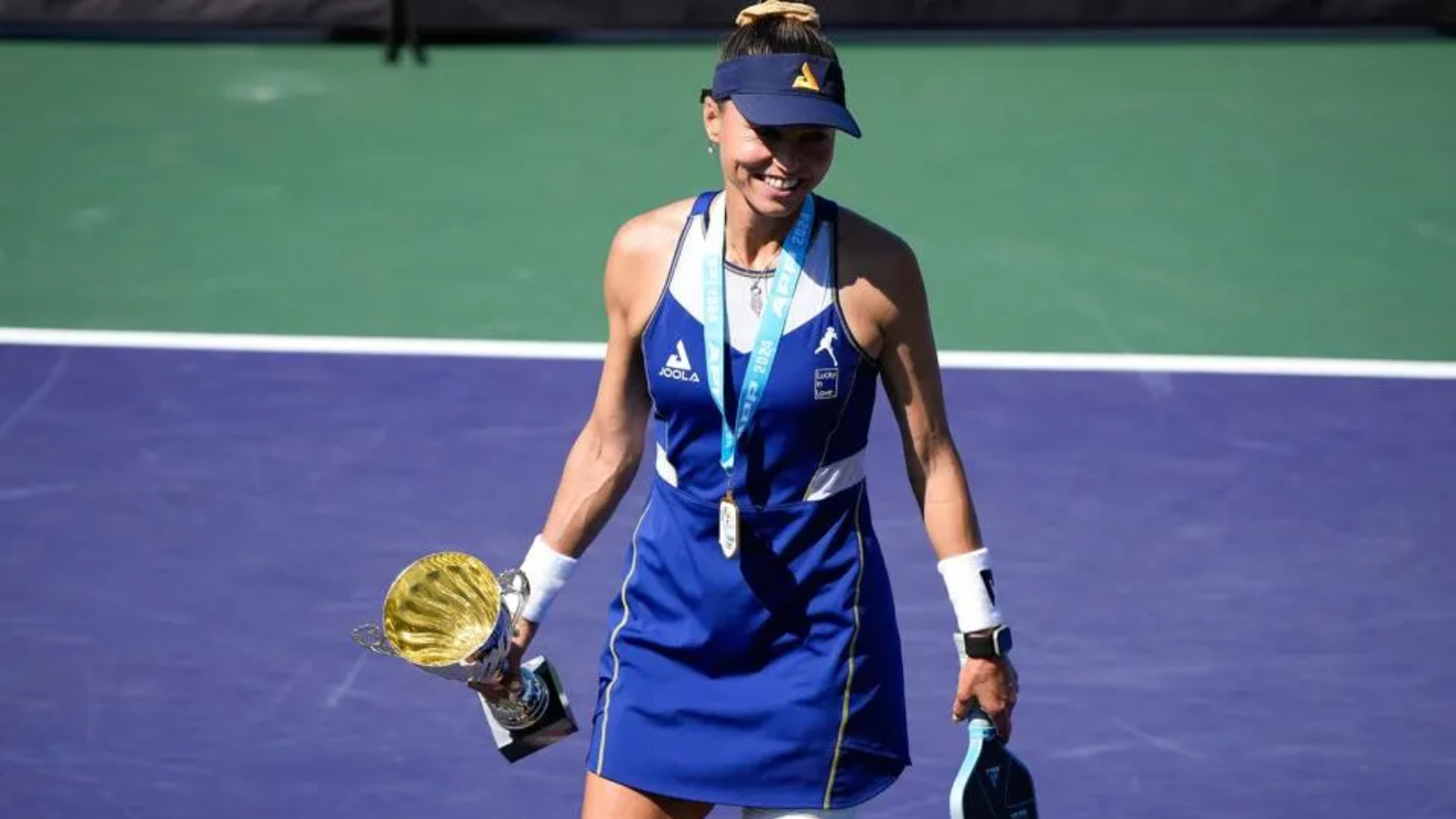 Hinh anh 1: Simone Jardim cam vot JOOLA Hyperion 3, bieu tuong Pickleball