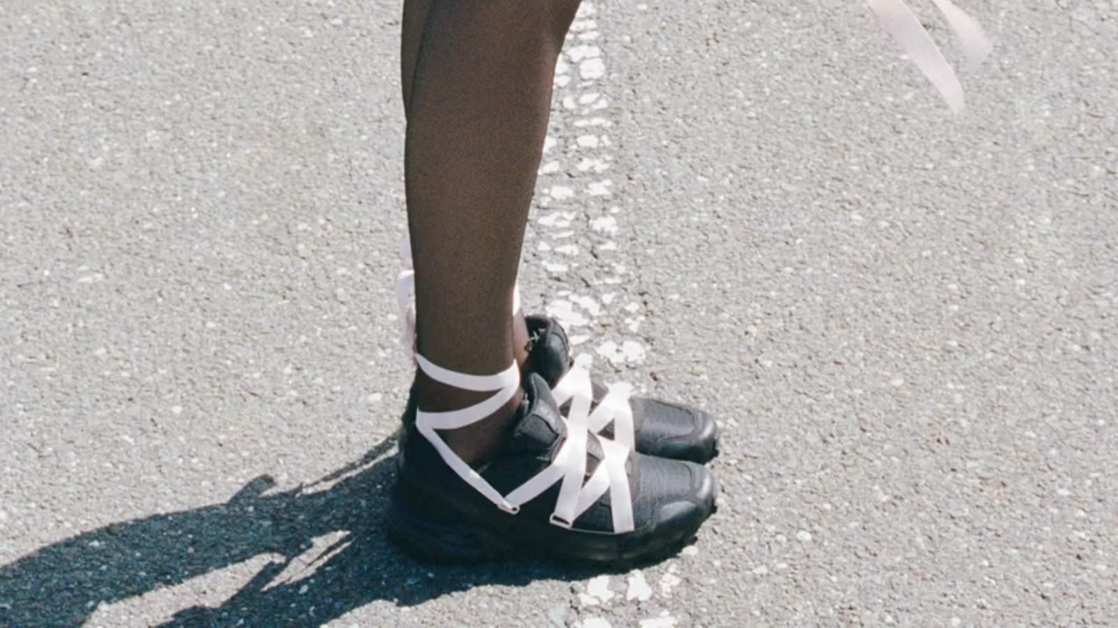 Hinh anh 4: Nhung mau sneakerina thoi trang tu cac thuong hieu noi tieng nam 2025