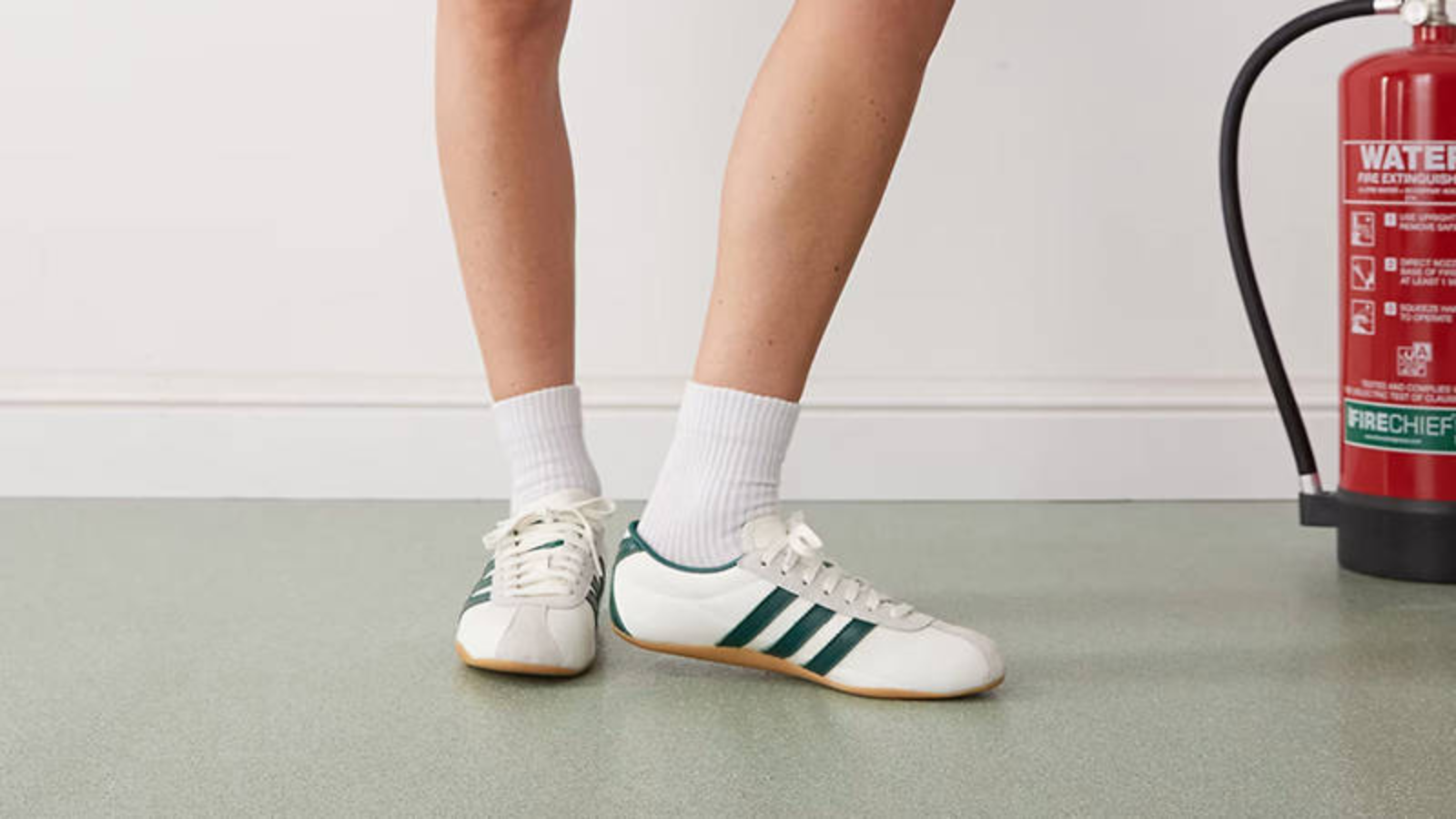 Hinh anh 3: Top 13 doi giay sneaker mua he 2025 dang so huu nhat: tu co dien den hien dai