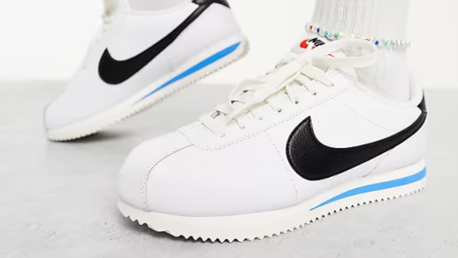 Hinh anh 5: Top 13 doi giay sneaker mua he 2025 dang so huu nhat: tu co dien den hien dai