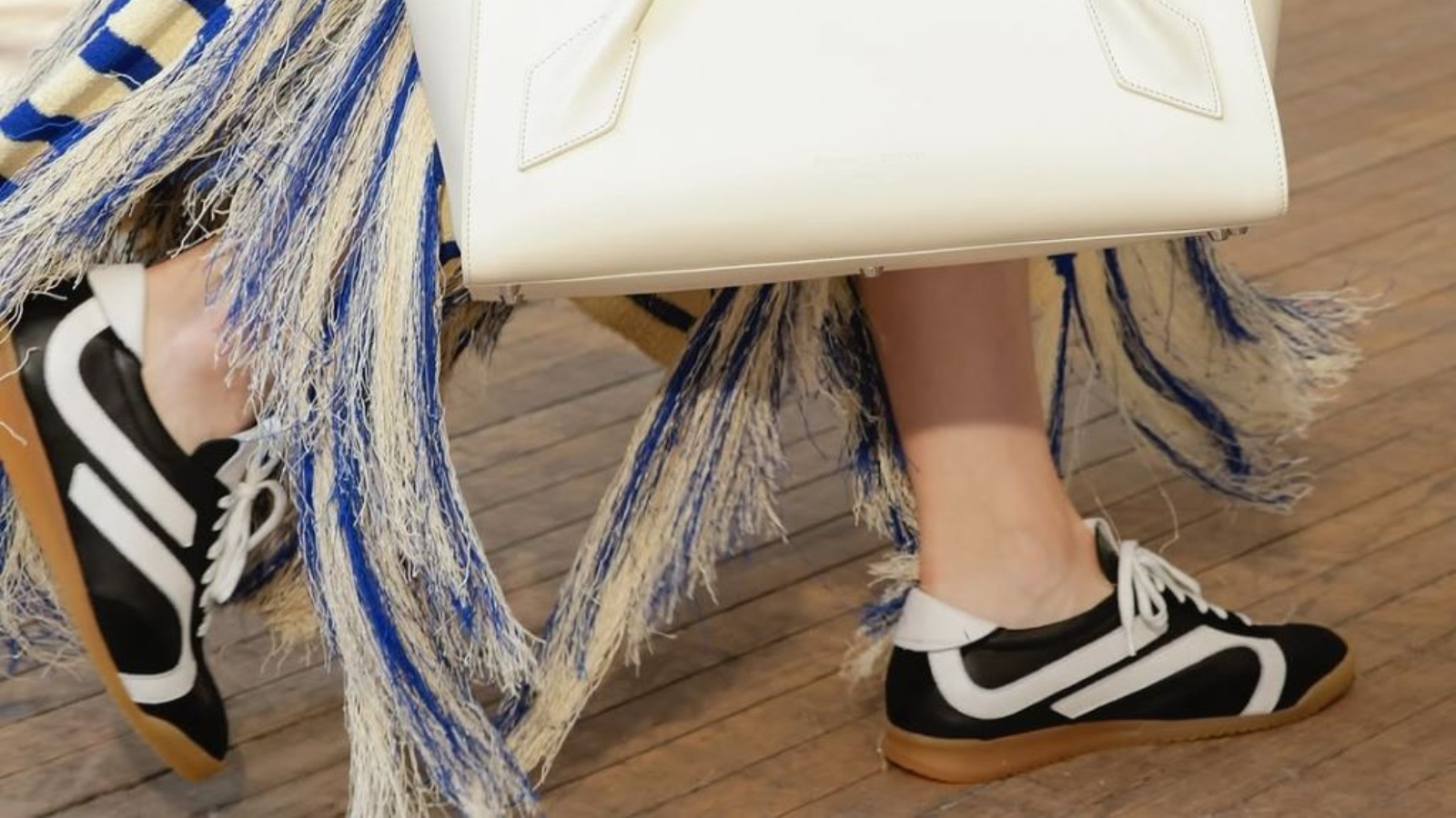 Hinh anh 6: Top 13 doi giay sneaker mua he 2025 dang so huu nhat: tu co dien den hien dai