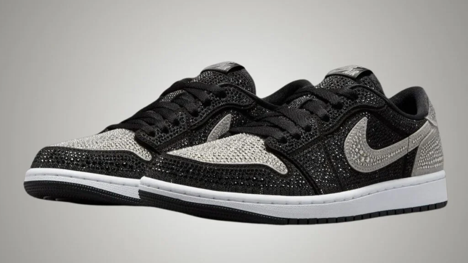 Hinh anh 1: Hinh anh Swarovski x Air Jordan 1 Low OG Stealth voi pha le lap lanh