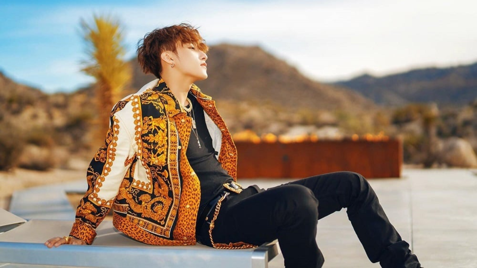 Hinh anh 1: Son Tung M-TP bieu dien tren san khau voi phong cach thoi trang Gucci