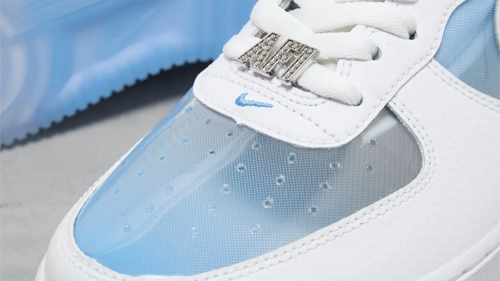 Hinh anh 3: Nike Air Force 1 Low Invisible Woman 2.0 voi thiet ke trong suot va phoi mau tinh te