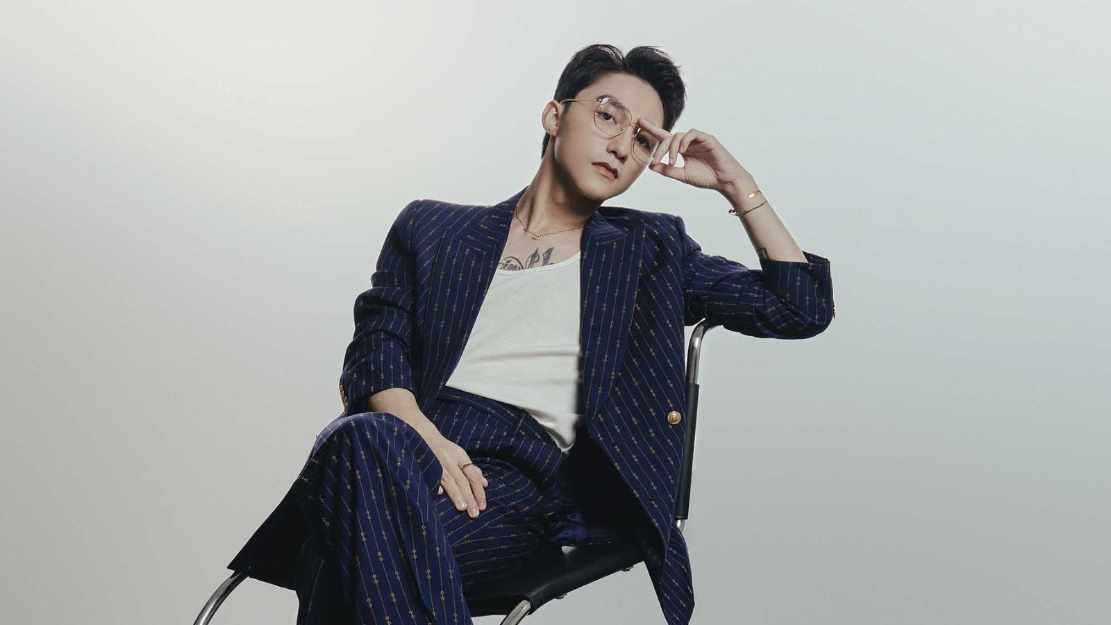 Hinh anh 2: Son Tung M-TP bieu dien tren san khau voi phong cach thoi trang Gucci