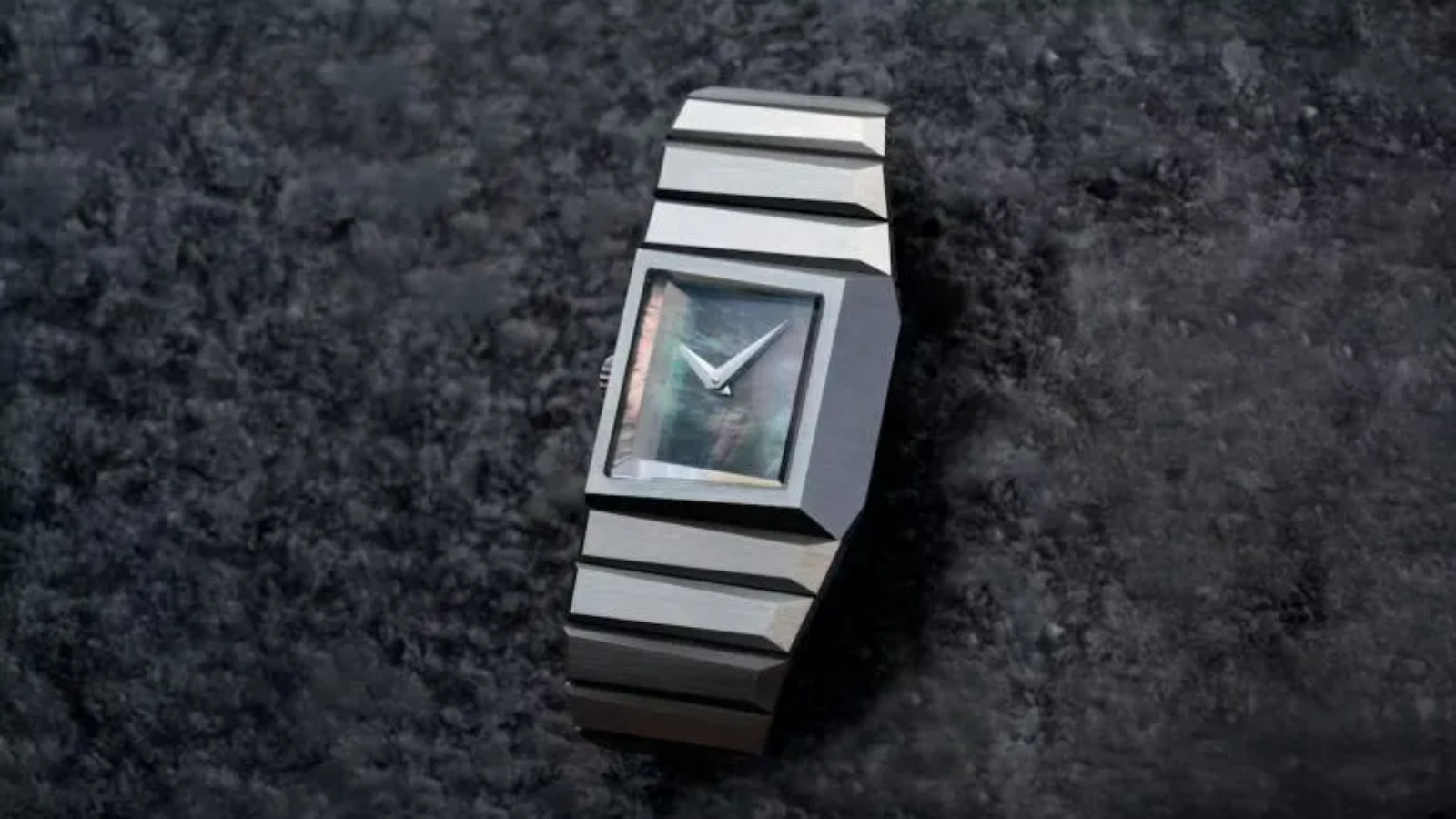 Hinh anh 10: Mau dong ho an tuong nam 2025 voi thiet ke dot pha