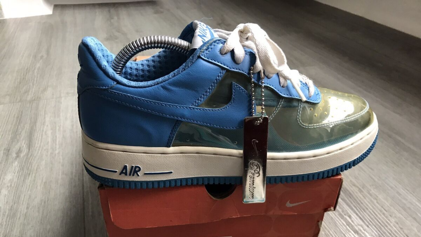 Hinh anh 9: Cac mau giay sneaker lay cam hung tu sieu anh hung: Batman, Hulk, Wolverine, Invisible Woman, Spider-Man.