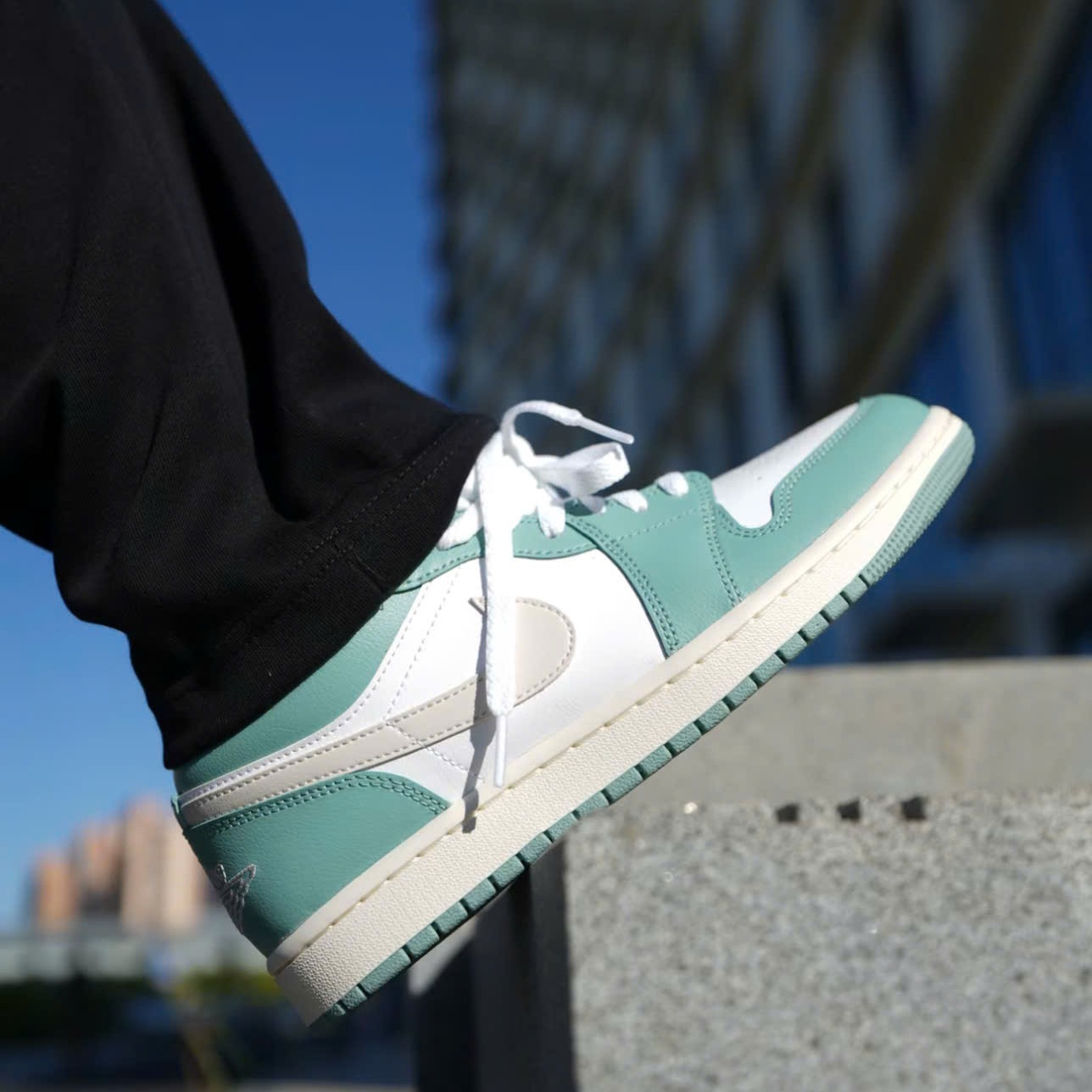 Alternative view of Giày Nike Air Jordan 1 Low 'White Cannon' DC0774-138