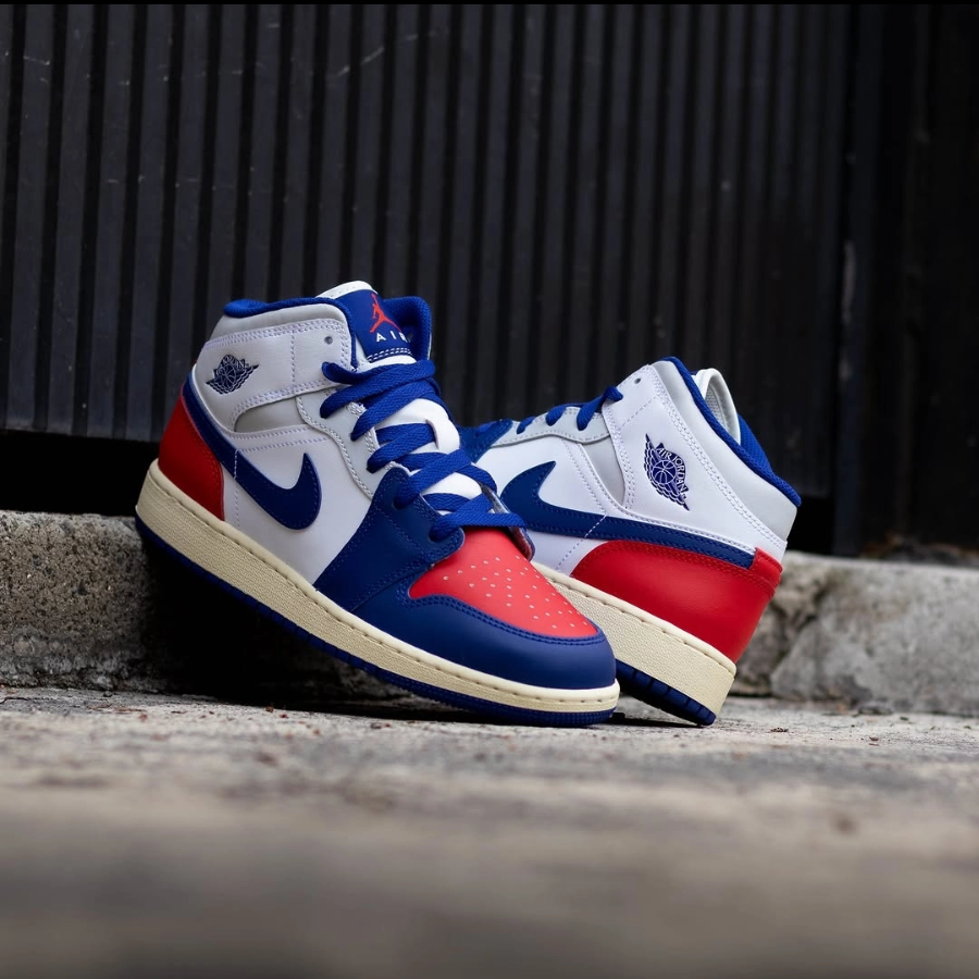 Alternative view of Giày Nike Air Jordan 1 Mid 'Rare Air' DQ8426-102