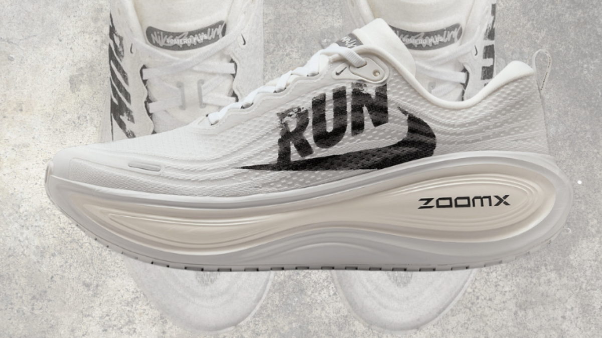 Hinh anh Nike Vomero Plus Reverse Swoosh voi thiet ke Swoosh nguoc doc dao