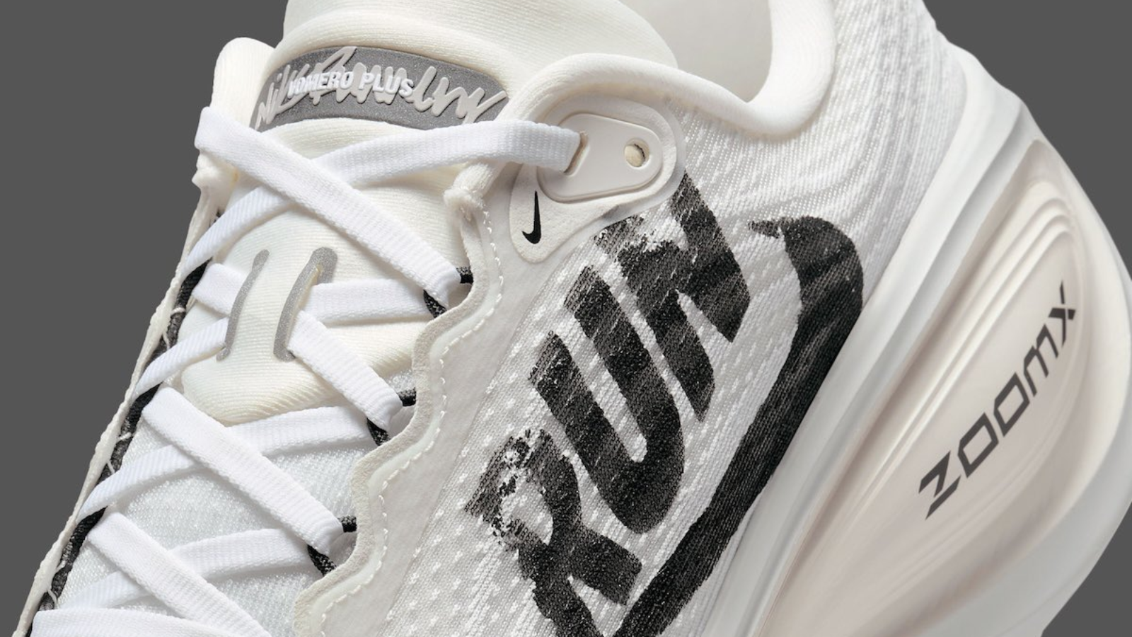 Hinh anh 2: Hinh anh Nike Vomero Plus Reverse Swoosh voi thiet ke Swoosh nguoc doc dao