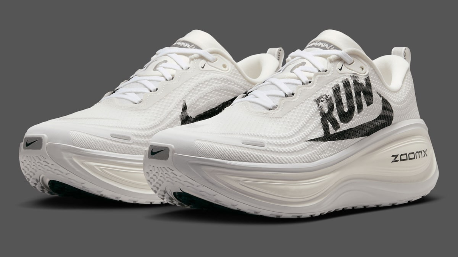 Hinh anh 3: Hinh anh Nike Vomero Plus Reverse Swoosh voi thiet ke Swoosh nguoc doc dao