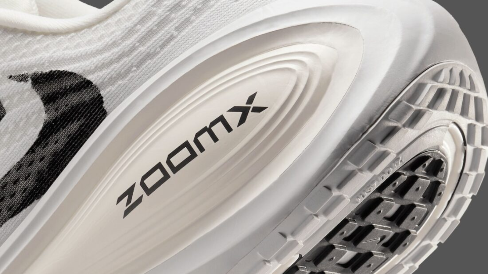 Hinh anh 5: Hinh anh Nike Vomero Plus Reverse Swoosh voi thiet ke Swoosh nguoc doc dao