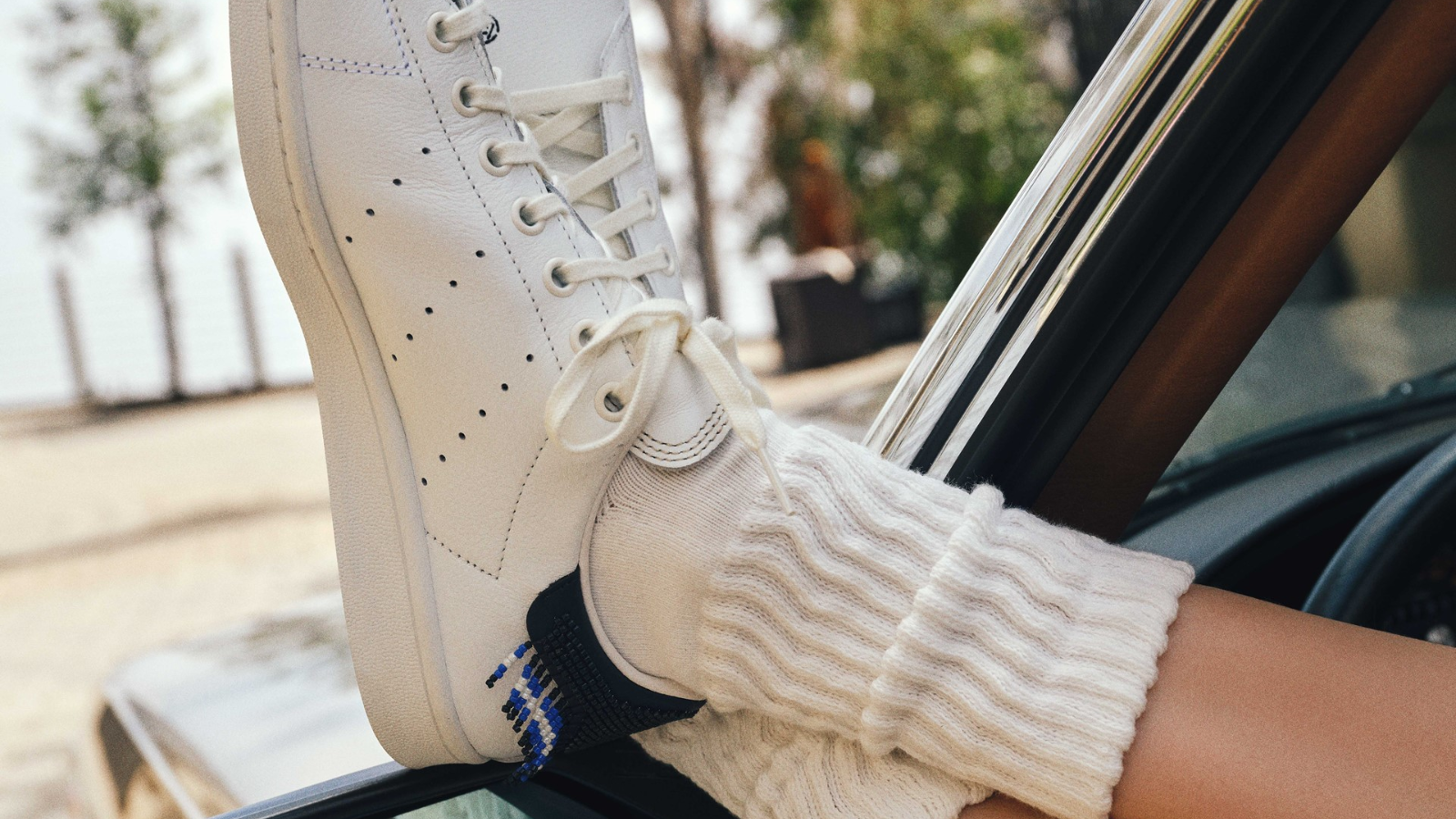 Hinh anh 2: CLOT x adidas Stan Smith “Beaded”: Pha vo khuon mau voi chi tiet thu cong tinh te