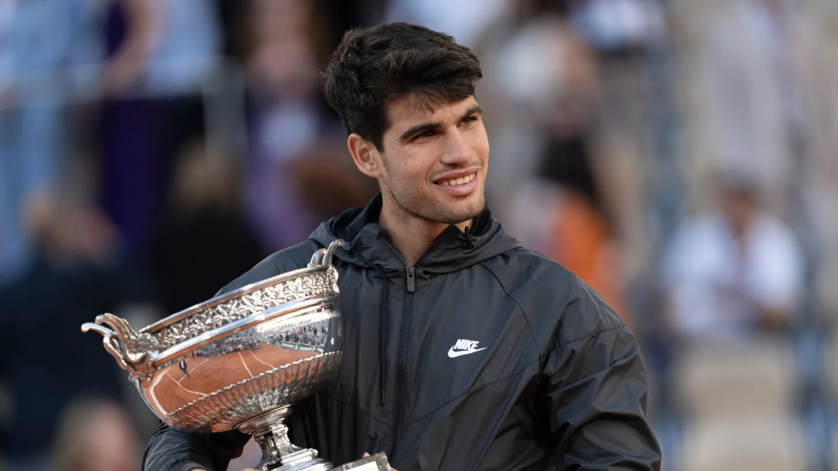 Carlos Alcaraz trong trang phuc thi dau Nike Tennis