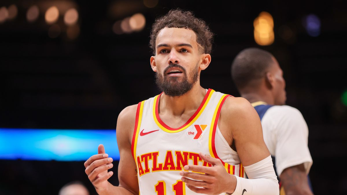 Trae Young thi dau trong tran dau NBA cung doi giay adidas