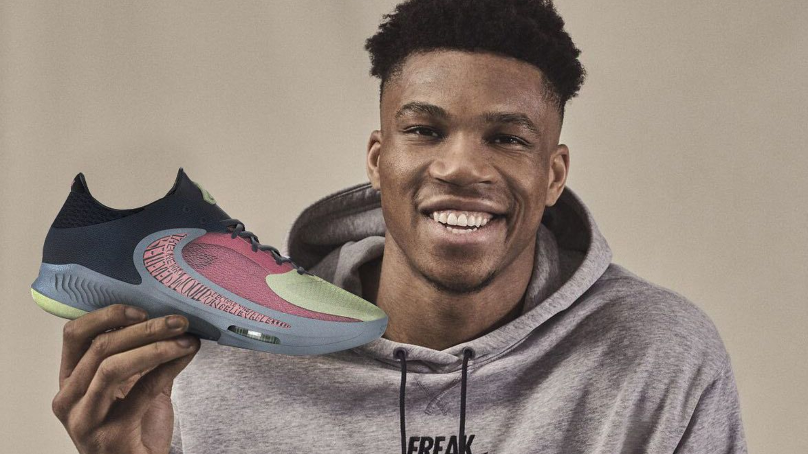 Hinh anh 2: Giannis Antetokounmpo voi doi giay Nike Zoom Freak.