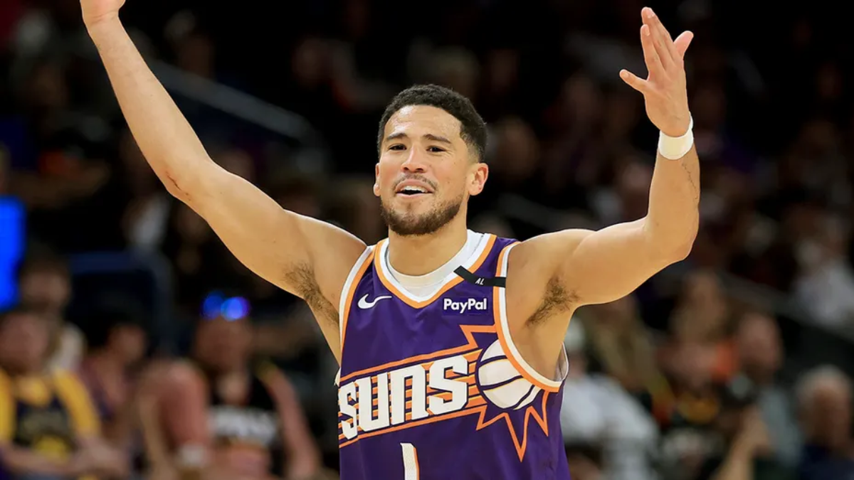 Devin Booker cung giay Nike Book 1 voi thiet ke co dien
