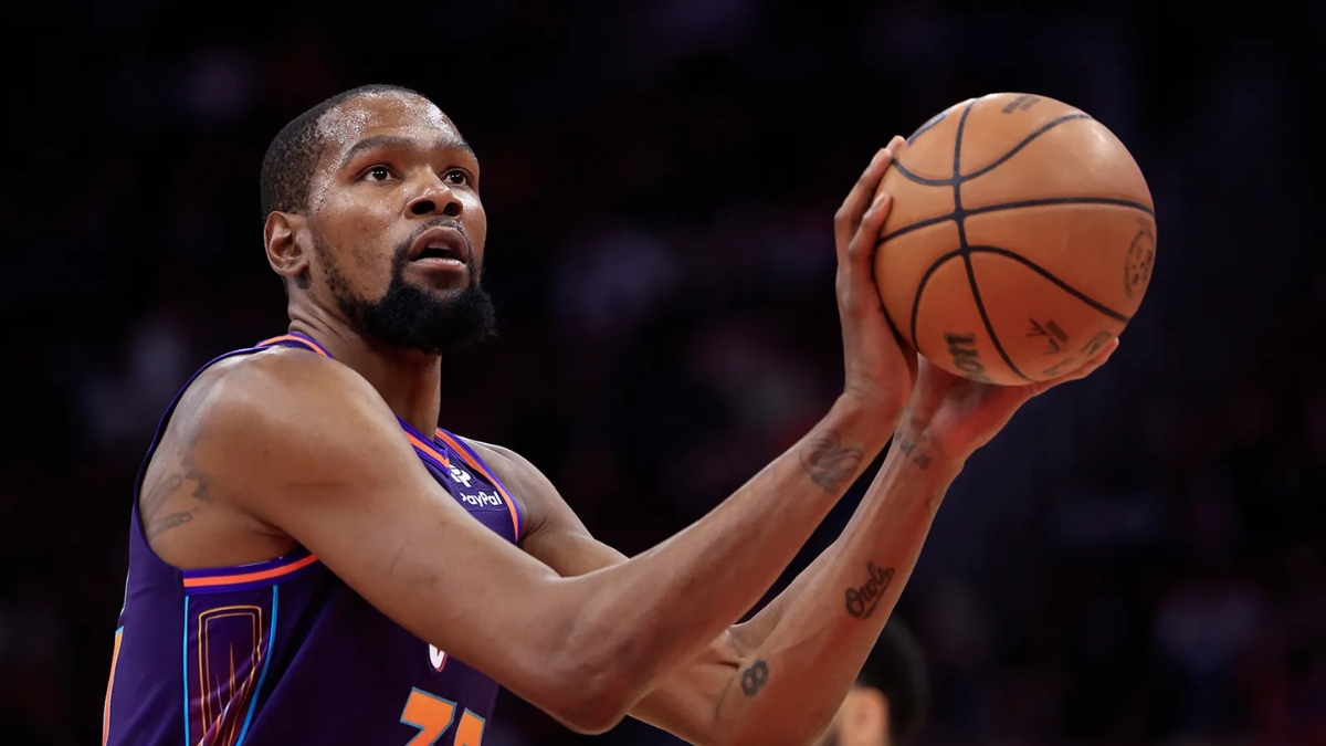 Kevin Durant thi dau trong mau ao Phoenix Suns, noi bat voi giay Nike KD 17.