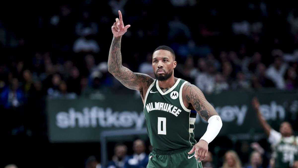 Damian Lillard trong trang phuc thi dau va giay adidas tren san bong