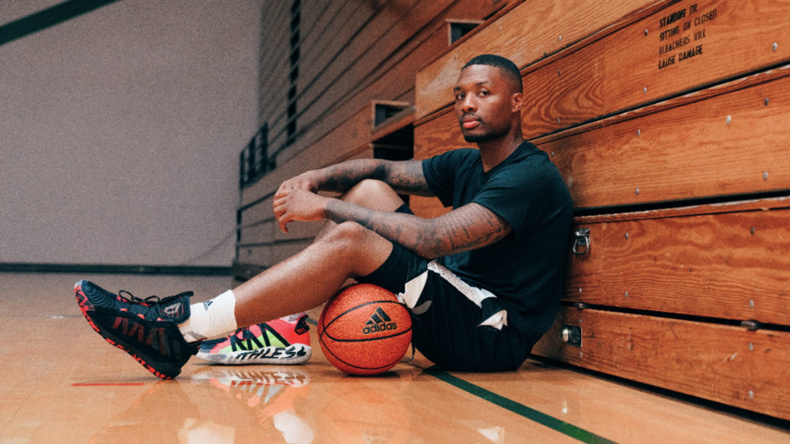 Hinh anh 2: Damian Lillard trong trang phuc thi dau va giay adidas tren san bong