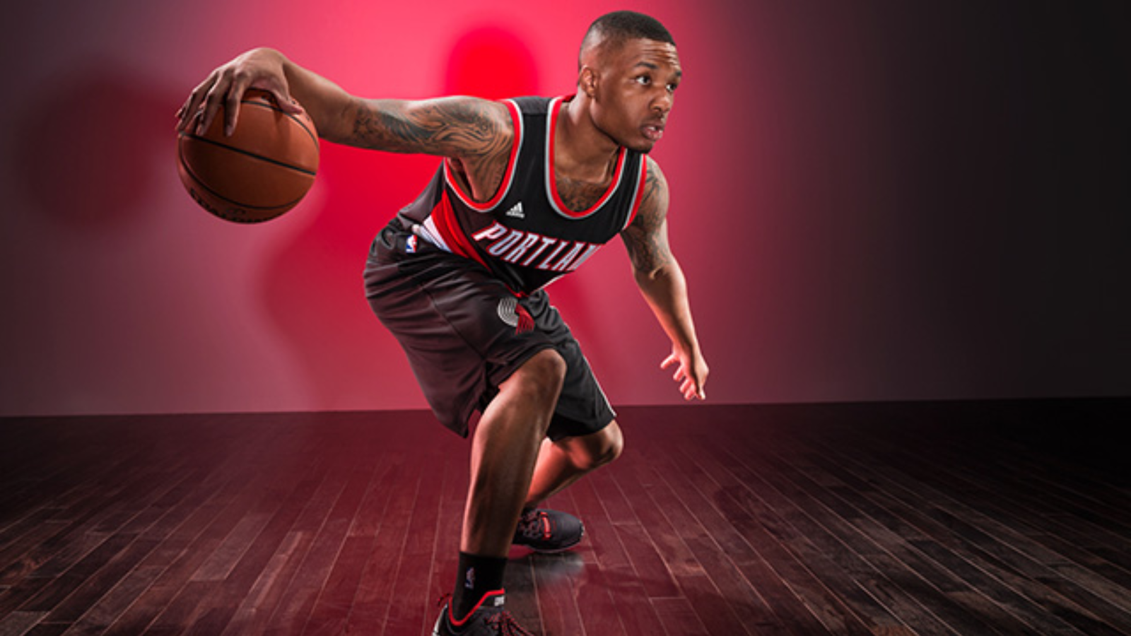 Hinh anh 1: Damian Lillard trong trang phuc thi dau va giay adidas tren san bong