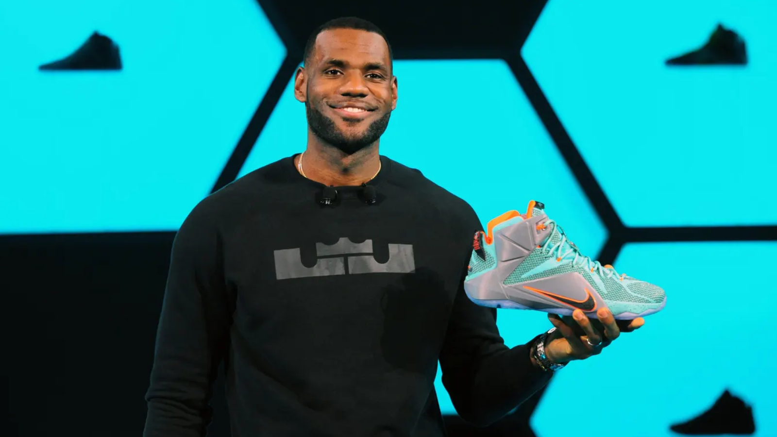 Hinh anh 1: LeBron James trong bo trang phuc thi dau va giay Nike LeBron