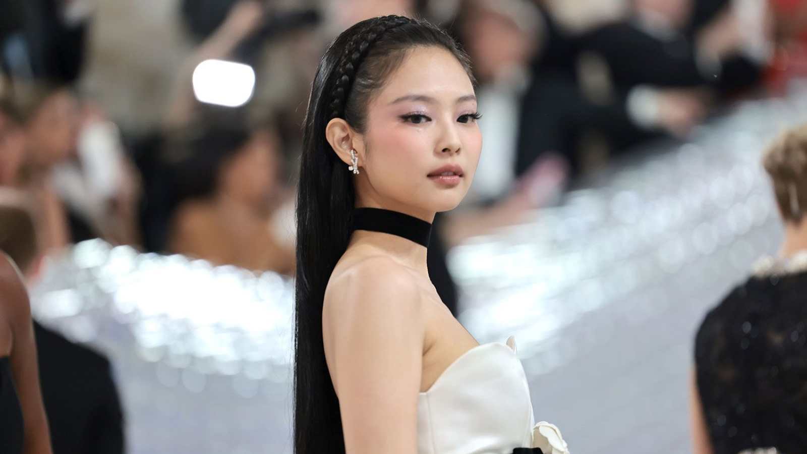 Hinh anh 2: Jennie BLACKPINK trong trang phuc Chanel, bieu tuong thoi trang K-pop