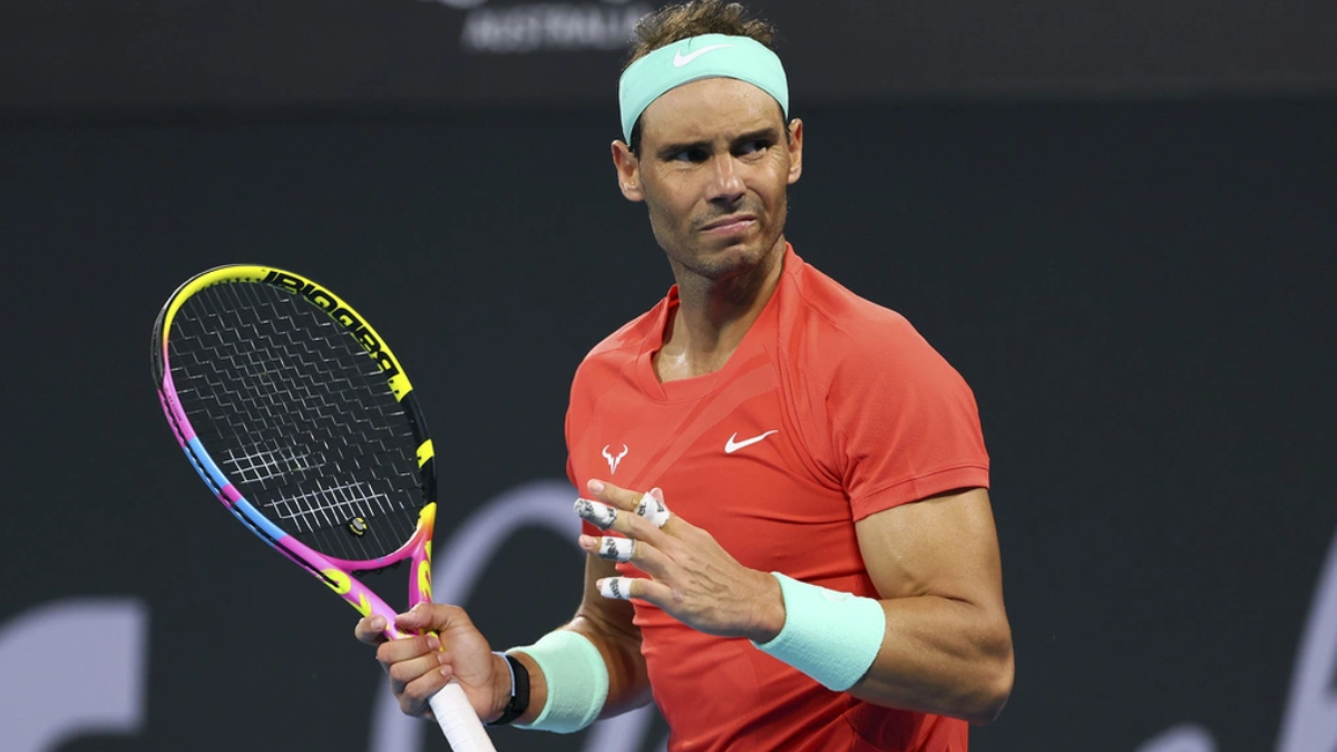 Rafael Nadal voi giay Nike tren san dat nen