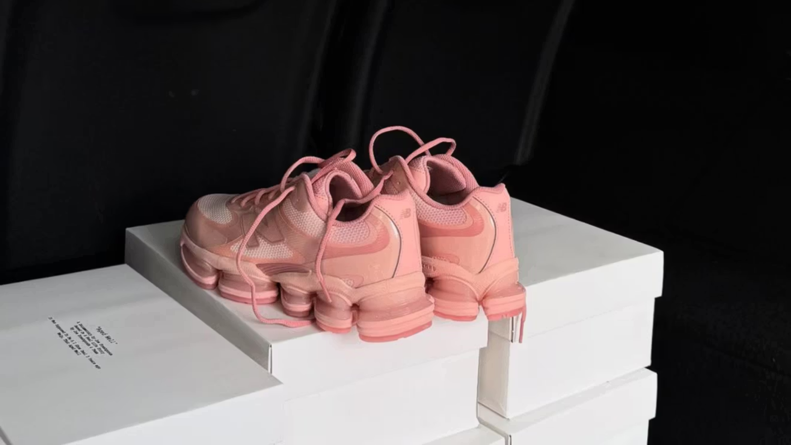 Hinh anh 11: Hinh anh show dien Paris Fashion Week Men SS26 voi bo suu tap sneaker noi bat