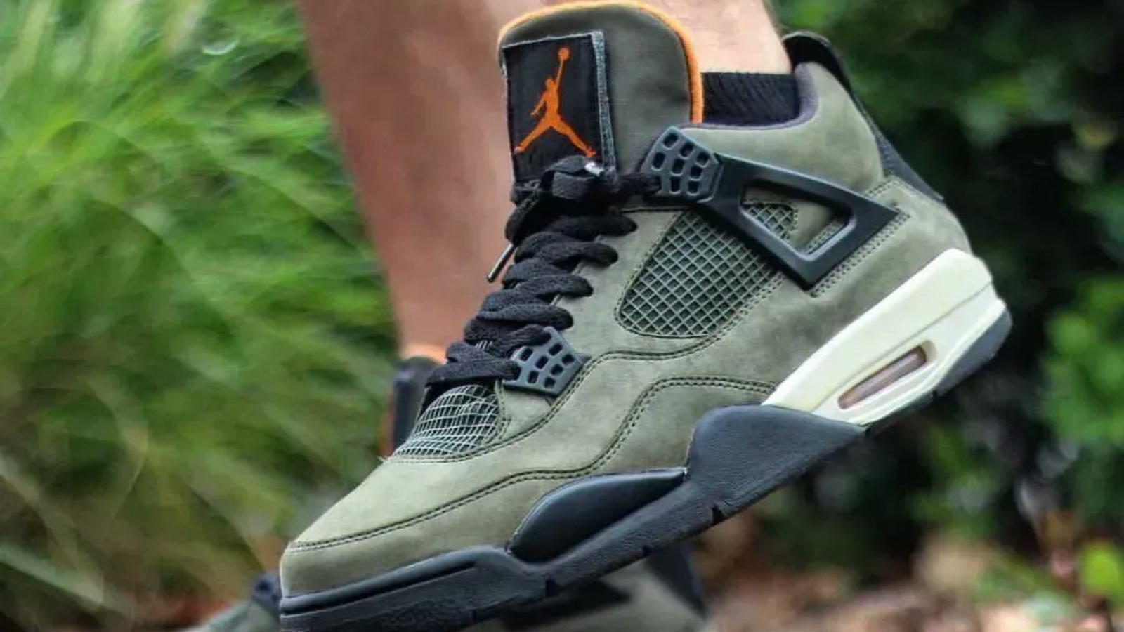 Hinh anh 3: Undefeated x Air Jordan 4 voi thiet ke da lon olive va luoi cam