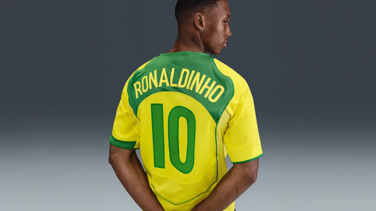 Ao dau Brazil Total 90 nam 2004 do Nike tai phat hanh