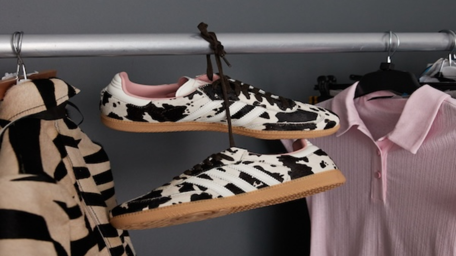 Hinh anh 2: Giay ASOS x adidas Samba 'Cow Print' voi hoa tiet bo sua va chi tiet hong pastel